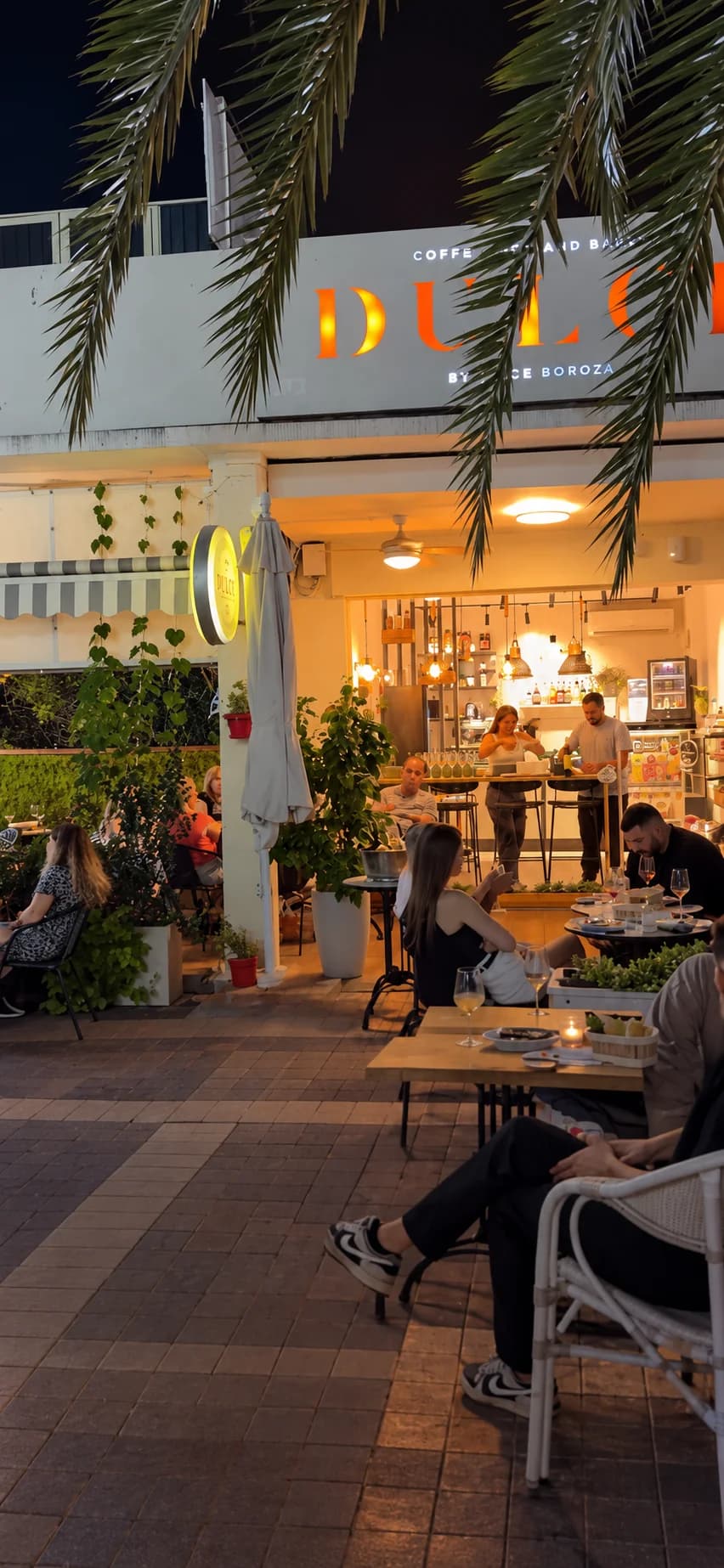 המרפסת והכניסה ל־Dulce באור ערב